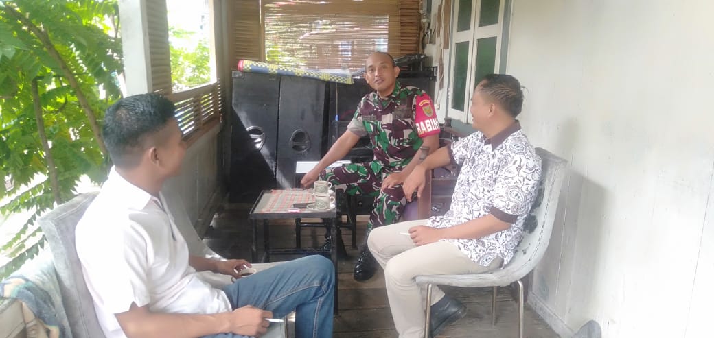 Babinsa Koramil 418-01/Makrayu Cek Rumah Warga 29 Ilir, Siapa yang Berhak Dapat Bantuan RTLH? 1