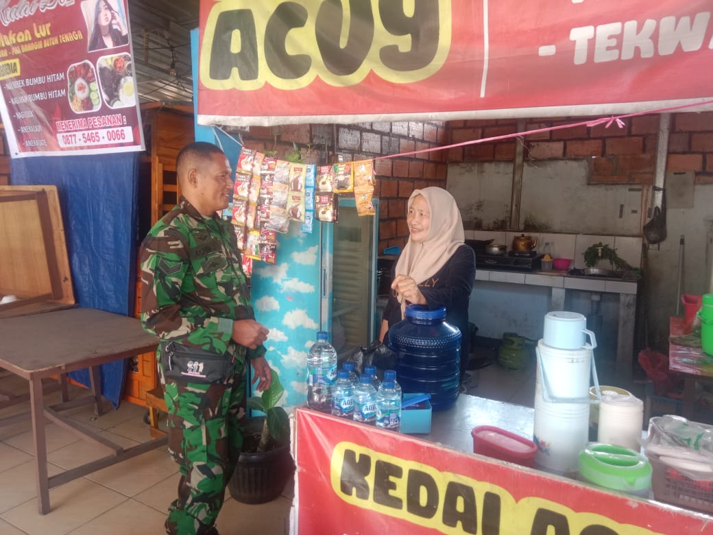 Babinsa Lorok Pakjo Koramil 418-02/Pakjo Sambangi Pedagang, Imbau Jaga Kebersihan Usaha demi Kenyamanan Konsumen 1