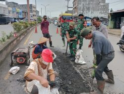 Dukung Arus Mudik Aman, Korem 044/Gapo Gelar Karya Bakti Perbaikan Jalan