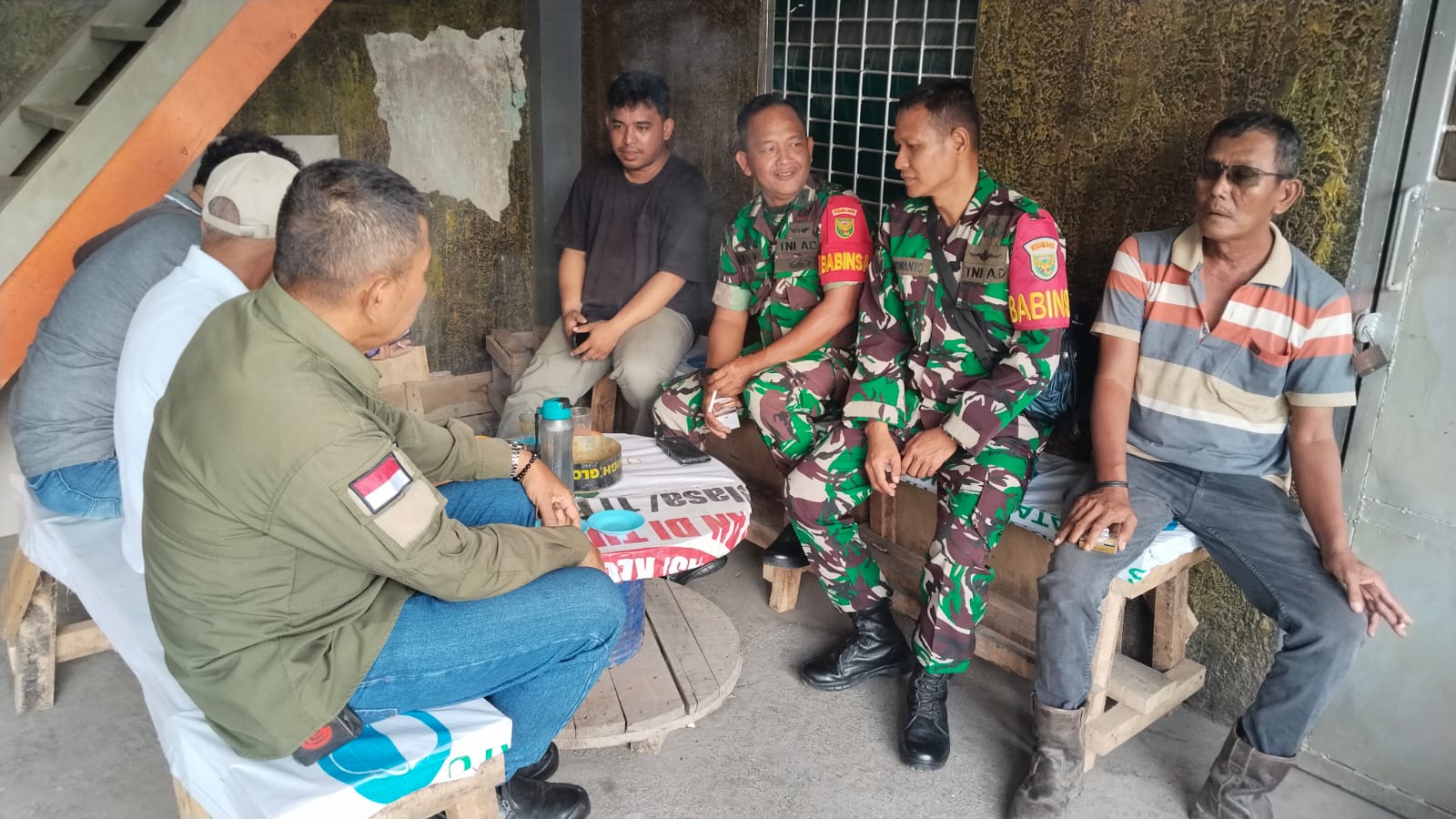 Babinsa Koramil 418-05/Lemabang Ajak Warga Lawang Kidul Jaga Kebersihan Lingkungan 1