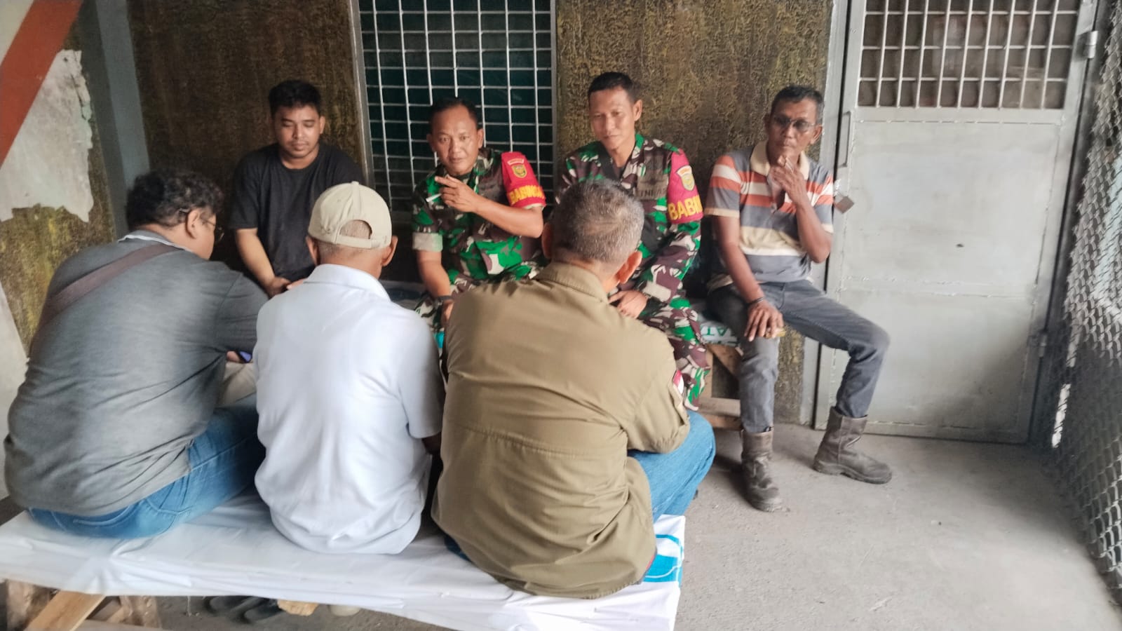 Babinsa Koramil 418-05/Lemabang Ajak Warga Lawang Kidul Jaga Kebersihan Lingkungan 2
