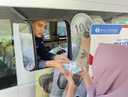 Warga Tulungagung Antre Penukaran Uang Baru Jelang Lebaran
