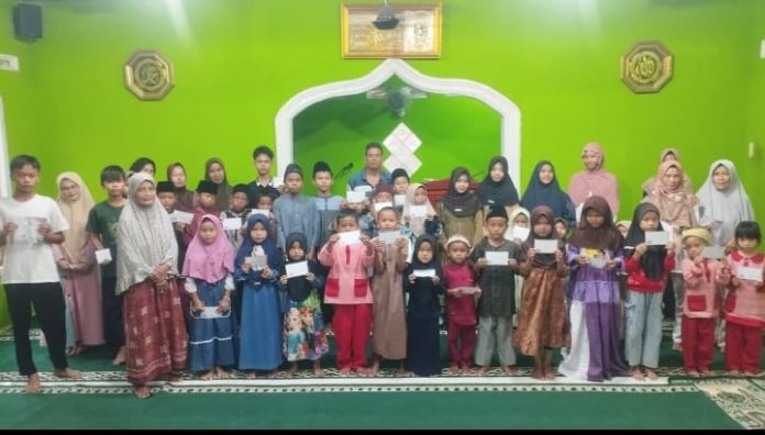 Puluhan Warga dan Anak Yatim Ikuti Bukber di Musholla Miftahul Jannah Pedamaran II 1