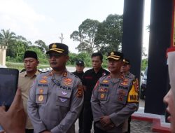 Kapolres Muratara Bersama Wartawan Bagikan 250 Takjil di Jalan Lintas Sumatera