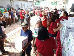 Ribuan Warga Tulungagung Antre di Gereja Demi Parcel Lebaran, Isinya Bikin Haru