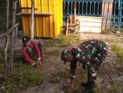 Babinsa 28 Ilir Koramil 418-01/Makrayu Bersama Warga Gotong Royong Bersihkan Rumput di Jalan Depaten Baru