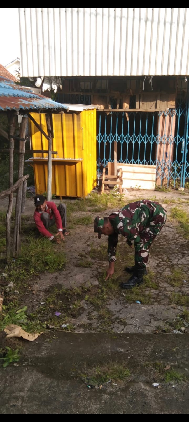 Babinsa 28 Ilir Koramil 418-01/Makrayu Bersama Warga Gotong Royong Bersihkan Rumput di Jalan Depaten Baru 1