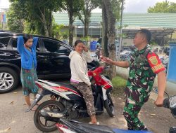 Babinsa 3 Ilir Koramil 418-05/Lemabang Komsos dengan Juru Parkir, Ingatkan Tertib Parkir dan Jaga Kebersihan