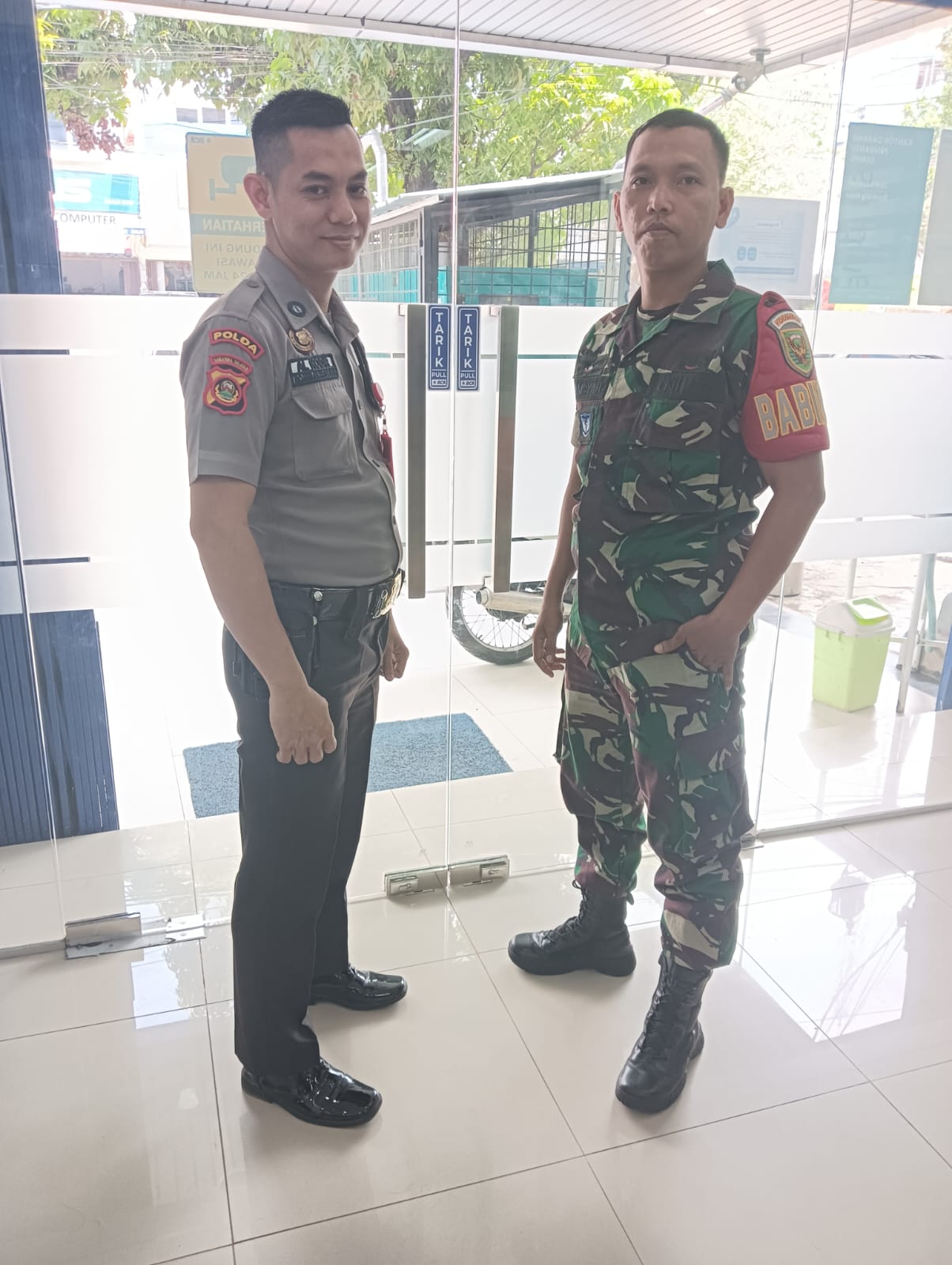 Babinsa Satu Ilir Komsos dengan Warga, Bahas Keamanan dan Kewaspadaan Saat Bekerja 1