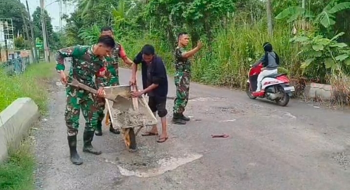 Cegah Kecelakaan, Koramil SP Padang dan Warga Tambal Jalan Berlubang di OKI 1