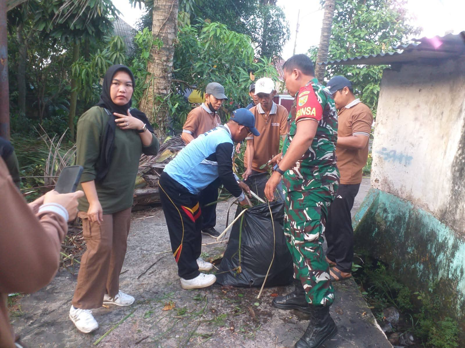 Babinsa Kuto Batu Koramil 418-05/Lemabang Laksanakan Bhakti TNI, Gotong Royong Bersihkan Jalan dan Drainase 1