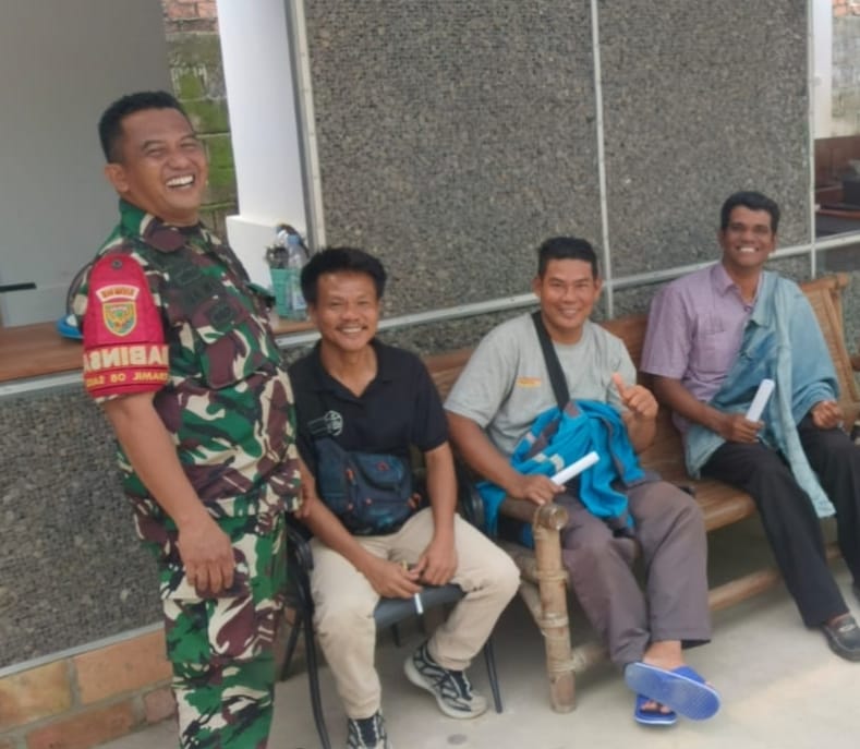 Babinsa Sako Baru Koramil 418-08/Sako Perkuat Sinergi dengan Warga Melalui Komsos, Jaga Kondusifitas Lingkungan 1