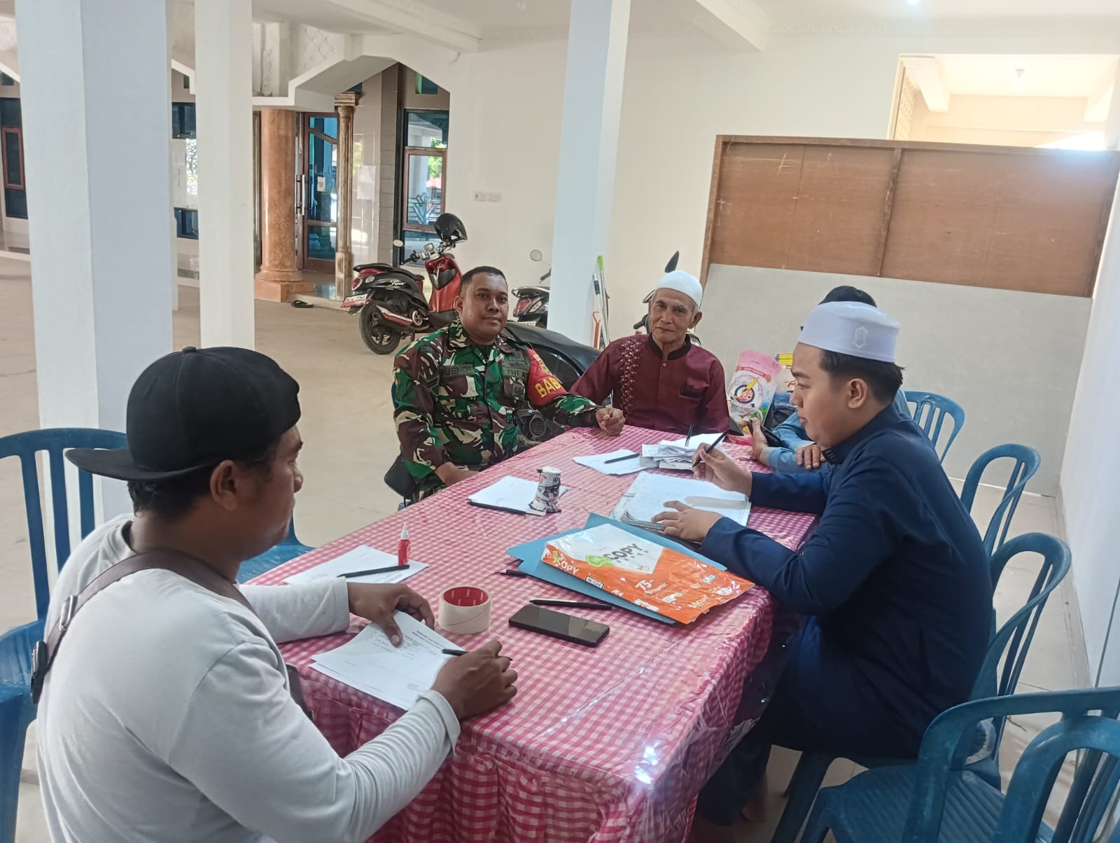 Babinsa Srimulya Koramil 418-08/Sako Perkuat Sinergi dengan Tokoh Agama dan Masyarakat, Jaga Kamtibmas Tetap Kondusif 1