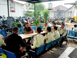 Babinsa Sukamaju Koramil 418-08/Sako Monitoring Keamanan Indomaret, Imbau Security Tingkatkan Kewaspadaan Jelang Lebaran