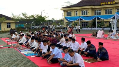 Polres OKI Hadirkan Kebersamaan dalam Sholat Idul Fitri dan Open Office Penuh Kehangatan