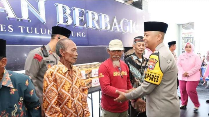 Polres Tulungagung Bagikan Sembako untuk Penggali Kubur dan Bilal Jenazah Jelang Lebaran 1