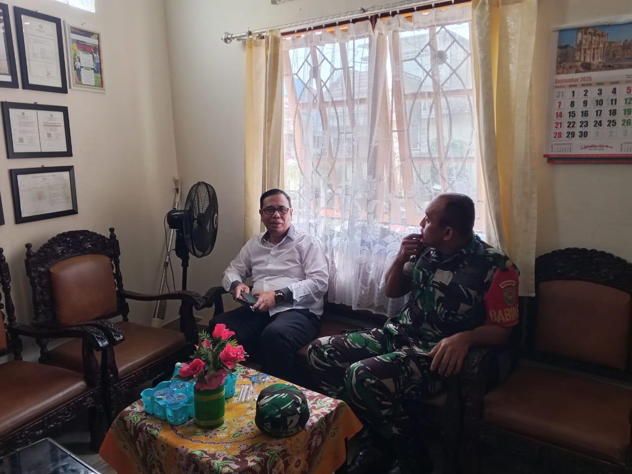 Babinsa 29 Ilir Koramil 418-01/Makrayu Komsos di Momen Lebaran, Ingatkan Warga Waspada Saat Mudik 1