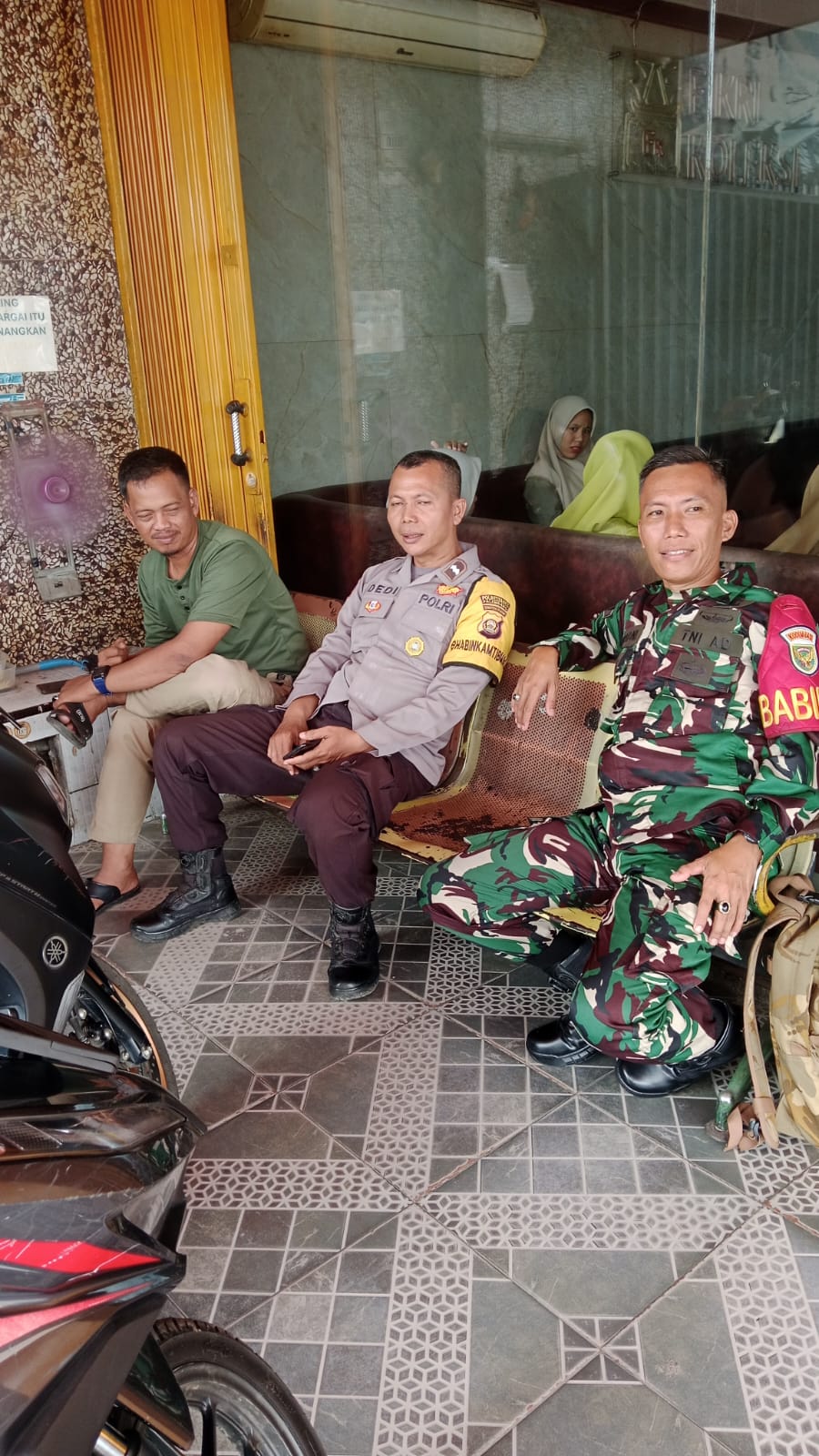 Sinergi TNI-Polri, Babinsa dan Bhabinkamtibmas Ingatkan Warga Waspada Pencurian Saat Musim Mudik 1