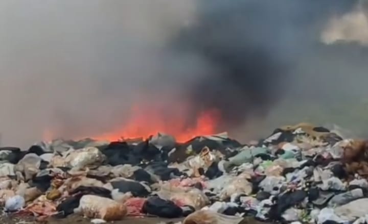 Kebakaran TPA Nangkaleah Berhasil Dipadamkan, BPBD Imbau Warga Tetap Waspada 1