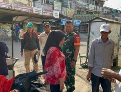 Babinsa Kuto Batu Gelar Komsos, Pedagang dan Petugas Sampah Diimbau Jaga Kebersihan