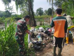 Babinsa Sungai Lais Koramil 418-05/Lemabang Gelar Bhakti TNI Bersama Warga, Tingkatkan Kepedulian Kebersihan Lingkungan