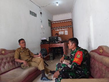 Babinsa 27 Ilir Koramil 418-01/Makrayu Komsos dengan Kasi Trantib, Bahas Keamanan Lingkungan 1