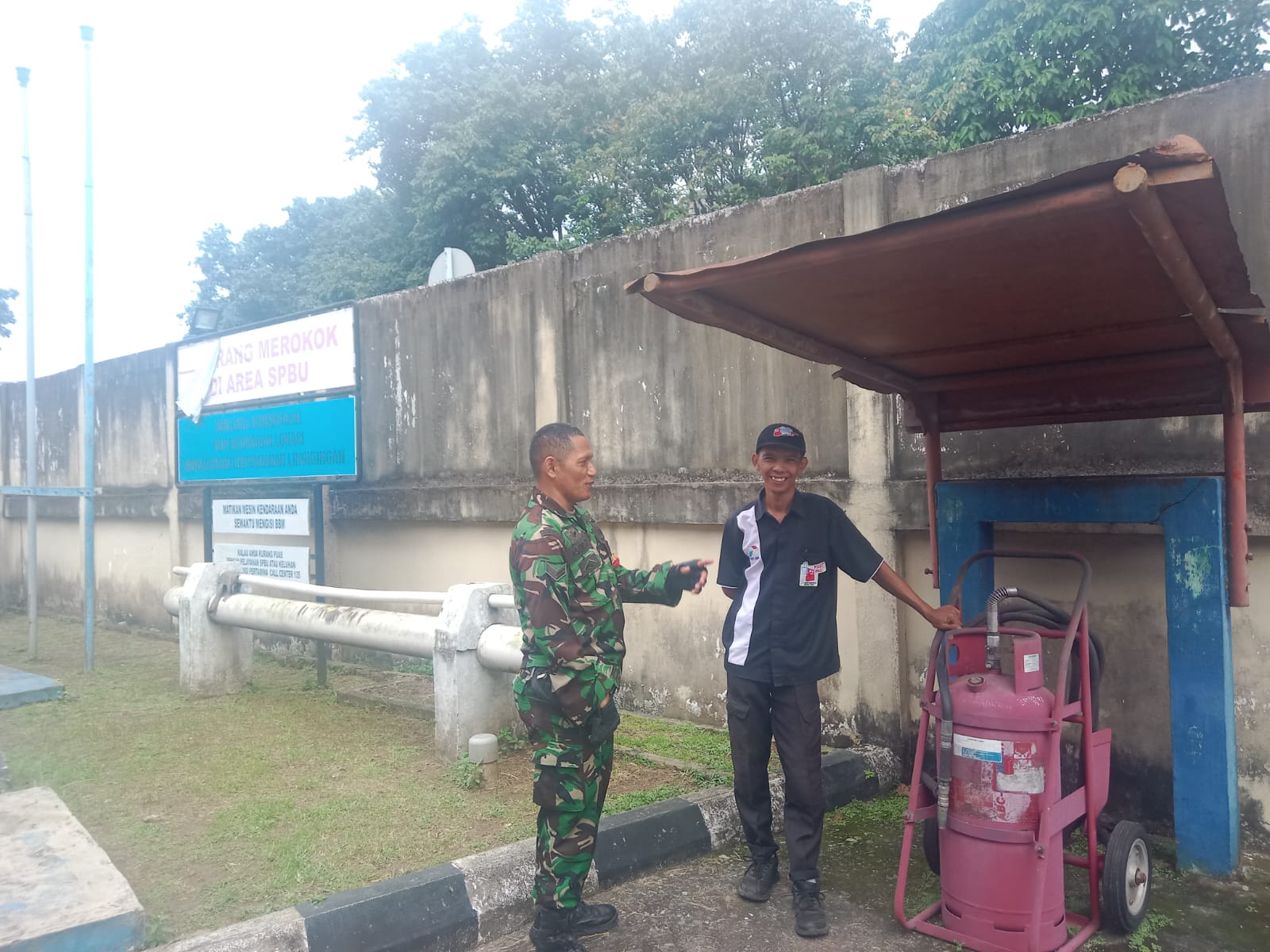 Babinsa Lorok Pakjo Komsos di SPBU, Tekankan Kebersihan dan Kewaspadaan Lingkungan 1