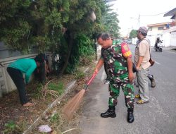 Babinsa Koramil 418-05/Lemabang Turun Langsung! Bhakti TNI Bersama Warga Bersihkan Lingkungan 9 Ilir Palembang