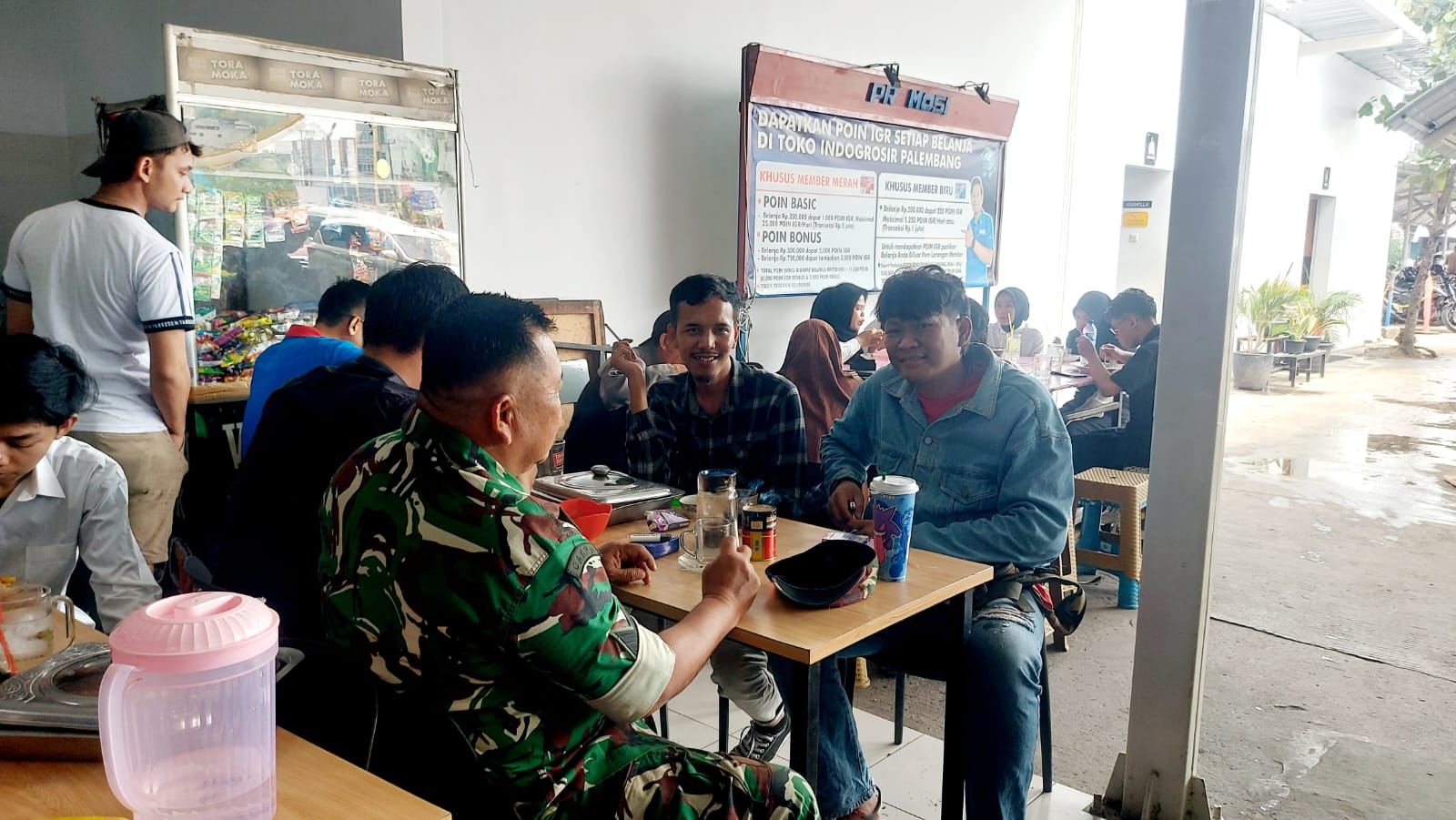 Pererat Kemanunggalan TNI dan Rakyat, Babinsa Sukamaju Bangun Silaturahmi Hangat Bersama Korkam Indomaret di Sako 2