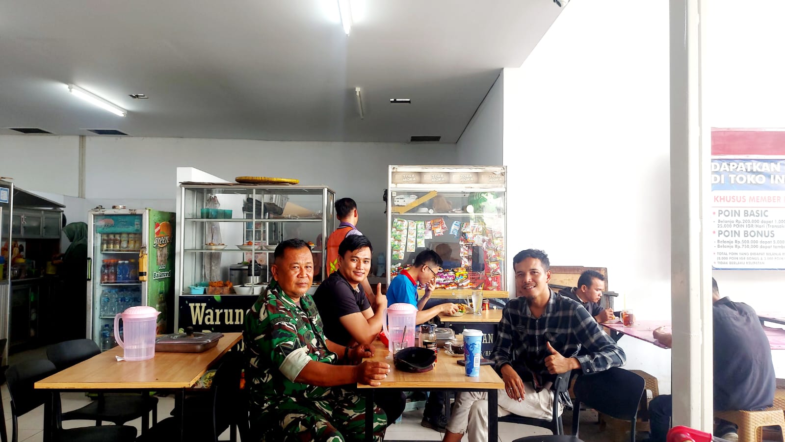 Pererat Kemanunggalan TNI dan Rakyat, Babinsa Sukamaju Bangun Silaturahmi Hangat Bersama Korkam Indomaret di Sako 1