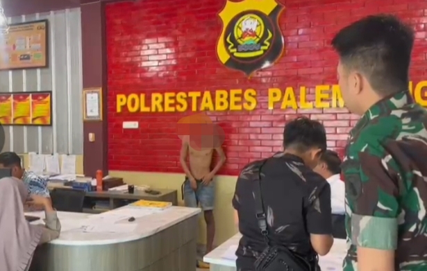Aksi Nekat di Siang Hari! Diduga Curi Mobil, Pria di Palembang Diamuk Massa Usai Tabrak Kendaraan 1