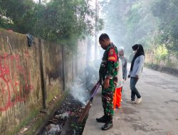 Babinsa 9 Ilir Koramil 418-05/Lemabang Bersama Warga Gotong Royong Bersihkan Saluran Air di Jalan Perwari Palembang
