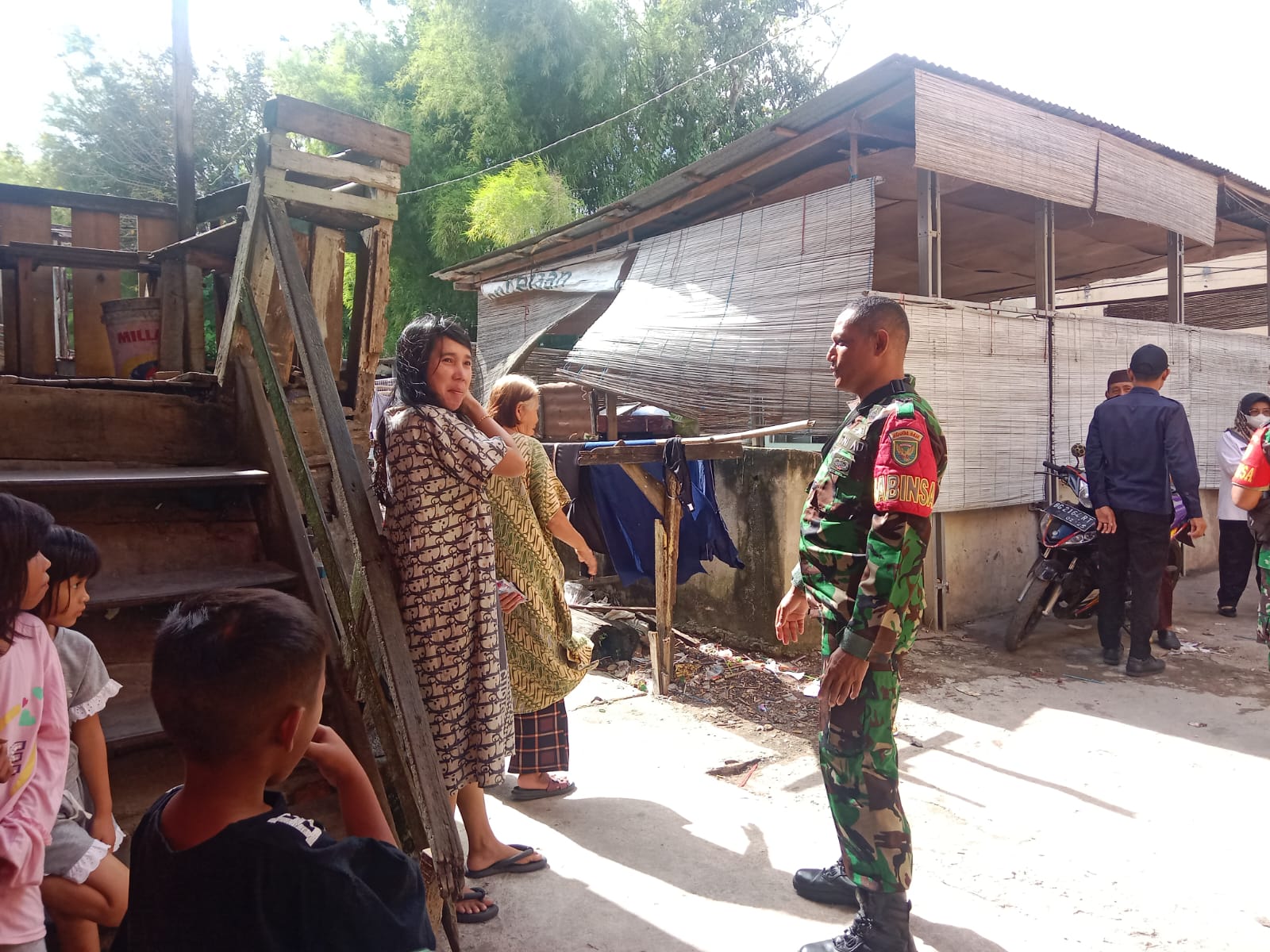 Babinsa Lorok Pakjo Koramil 418-02/Pakjo Himbau Warga Jaga Kebersihan dan Peduli Lingkungan 1