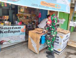 Babinsa Demang Lebar Daun Koramil 418-02/Pakjo Ingatkan Pedagang Jaga Kualitas Dagangan, Telur Jadi Sorotan
