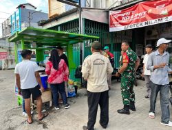 Babinsa Kuto Batu Koramil 418-05/Lemabang Bersama Lurah Imbau Pedagang Jaga Kebersihan Lingkungan