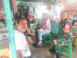 Ngopi Sambil Edukasi, Babinsa Dua Ilir Koramil 418-05/Lemabang Ajak Warga Waspada DBD di Palembang