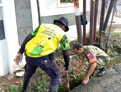 Babinsa Kalidoni Koramil 418-05/Lemabang Bersama Petugas Kebersihan Laksanakan Bhakti TNI Bersihkan Lingkungan