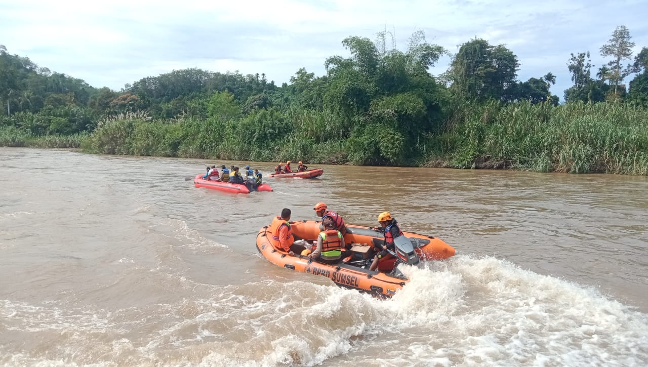 Balita Diduga Hanyut di Sungai Komering, Tim SAR Berpacu dengan Waktu Lakukan Pencarian 1
