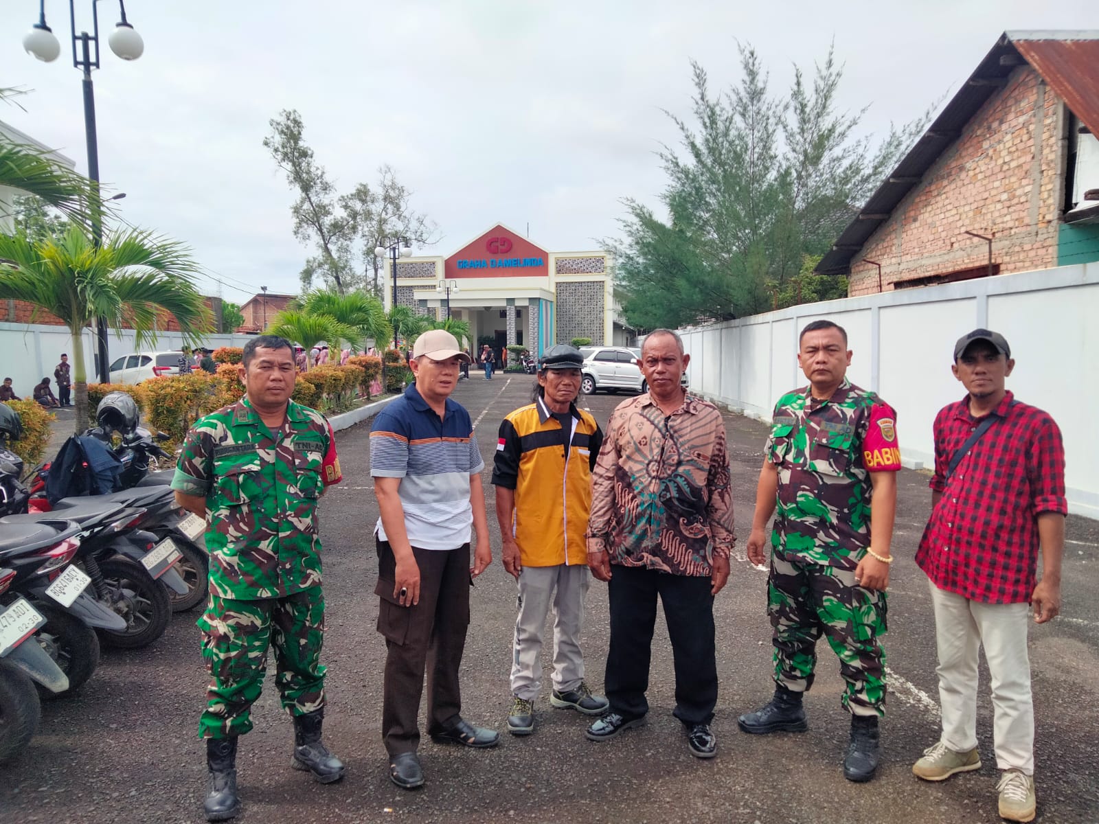 Babinsa Dua Ilir Koramil 418-05/Lemabang dan Bhabinkamtibmas Laksanakan Anjangsana, Imbau Keamanan Parkir di Graha Damelinda 1