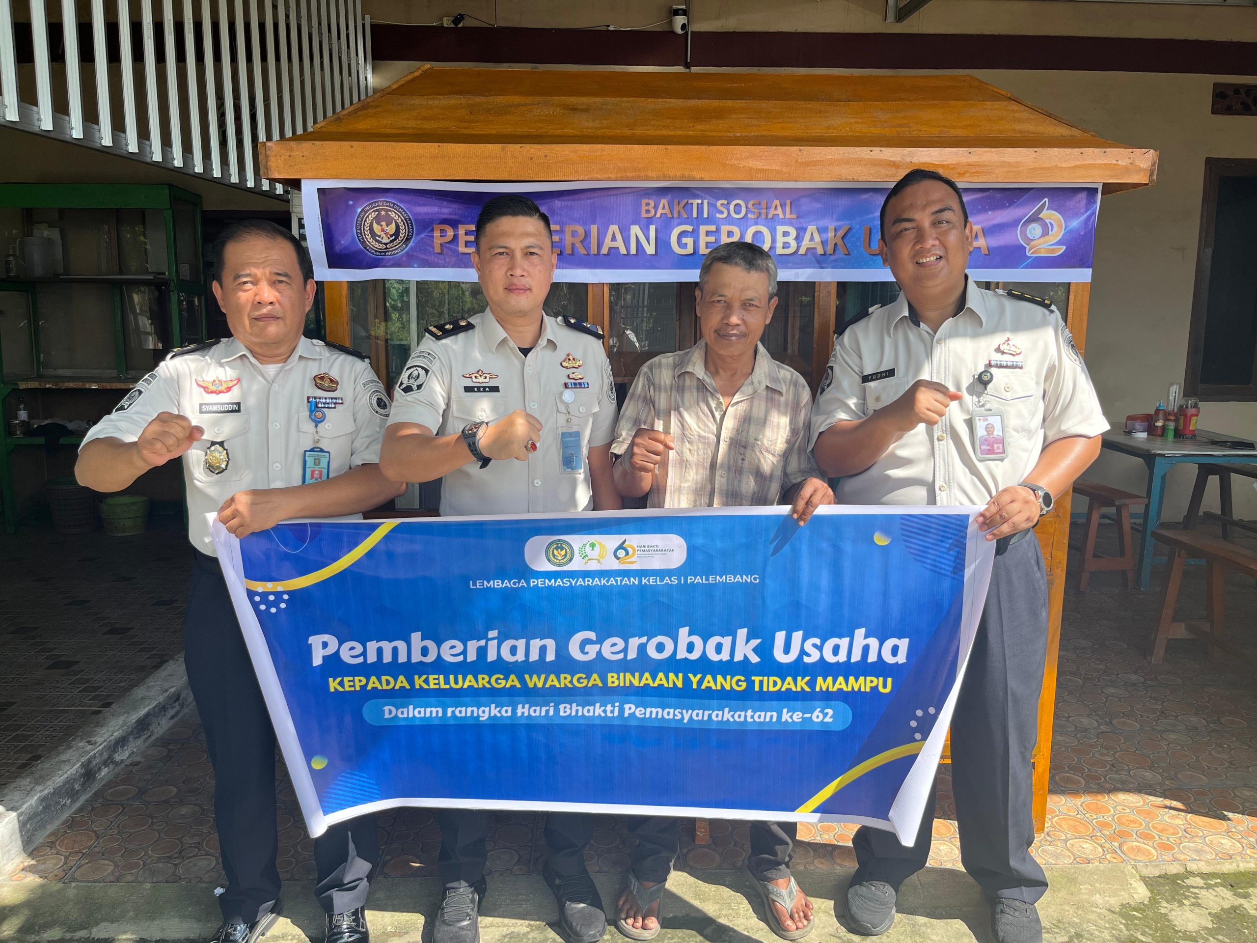 Wujud Kepedulian Nyata, Lapas Kelas I Palembang Salurkan Gerobak Usaha Untuk Keluarga Warga Binaan Dalam Rangkaian HBP Ke- 62 1