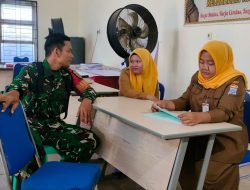 Babinsa Karang Jaya Lakukan Komsos Pendataan Penerima Bantuan Bedah Rumah