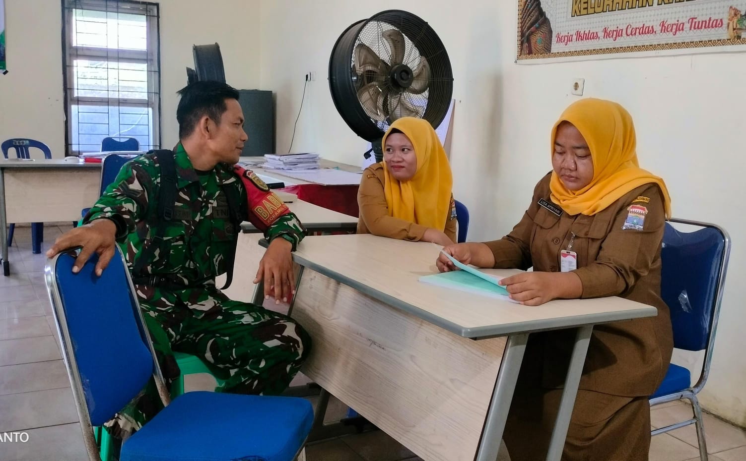 Babinsa Karang Jaya Lakukan Komsos Pendataan Penerima Bantuan Bedah Rumah 1