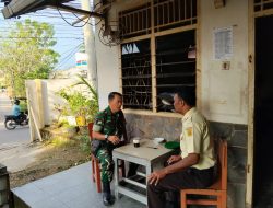 Babinsa Lebung Gajah Komsos dengan Petugas Keamanan Sekolah, Tekankan Kebersihan dan Keamanan Lingkungan