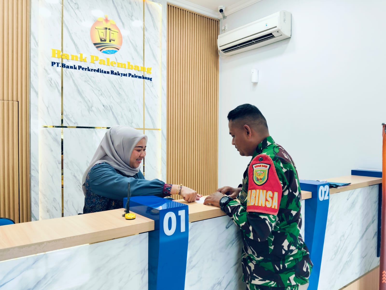 Babinsa Demang Lebar Daun Komsos dengan Karyawan Bank, Tekankan Disiplin dan Pelayanan Prima 1