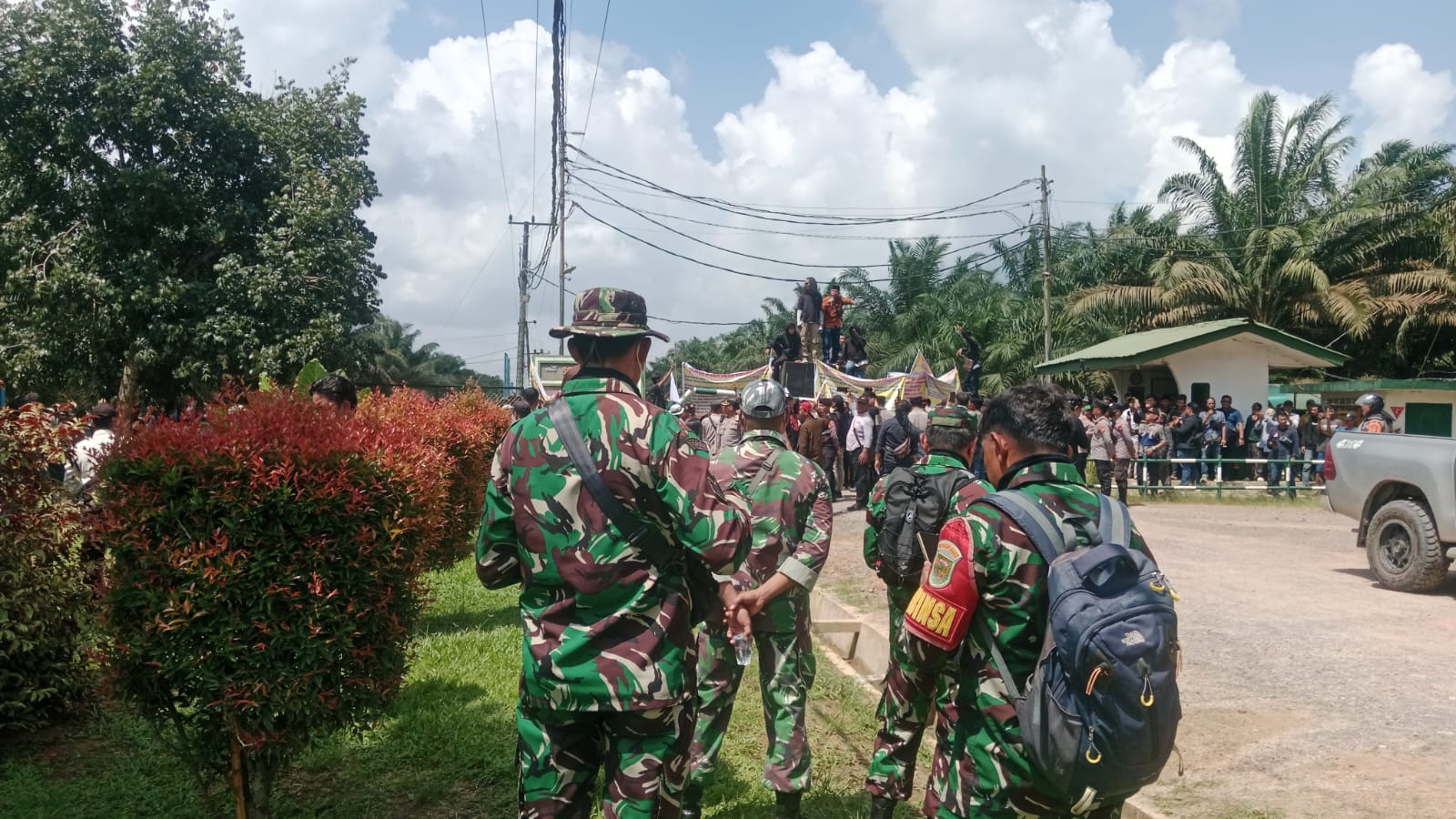 Pastikan Aksi Berjalan Aman ,Babinsa Kodim 0402/OKI-OI Monitoring Aksi Masyarakat di PT Tania Selatan Lempuing Jaya 2