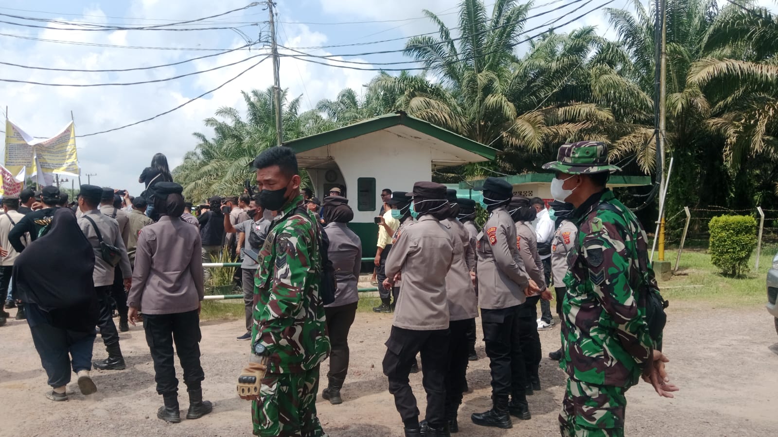 Pastikan Aksi Berjalan Aman ,Babinsa Kodim 0402/OKI-OI Monitoring Aksi Masyarakat di PT Tania Selatan Lempuing Jaya 1