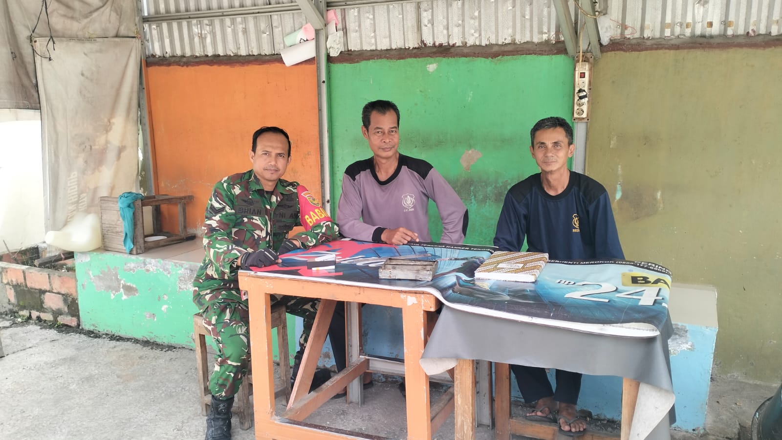 Babinsa Bukit Lama Koramil 418-02/Pakjo Komsos dengan Warga, Ajak Aktifkan Siskamling dan Jaga Kesehatan 1