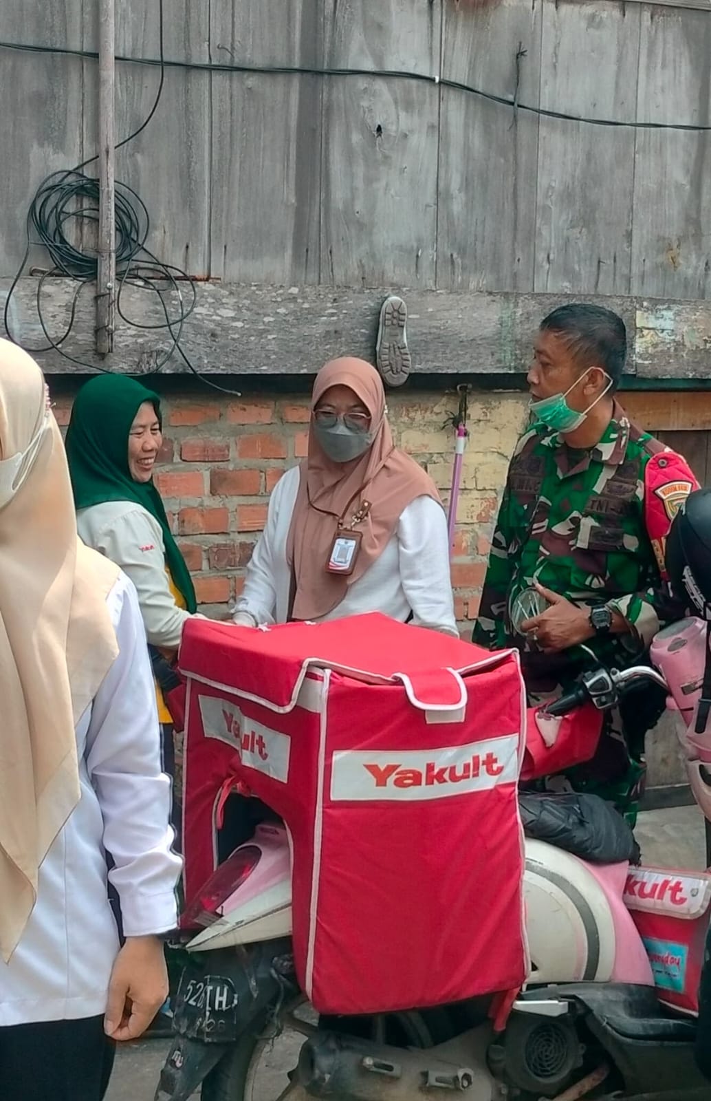 Babinsa 19 Ilir Koramil 418-02/Pakjo Komsos dengan Warga, Ajak Jaga Kebersihan dan Kesehatan 1