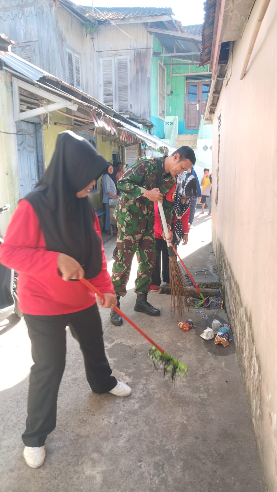 Babinsa Lawang Kidul Koramil 418-05/Lemabang Gelar Bakti TNI Gotong Royong Bersama Warga 1