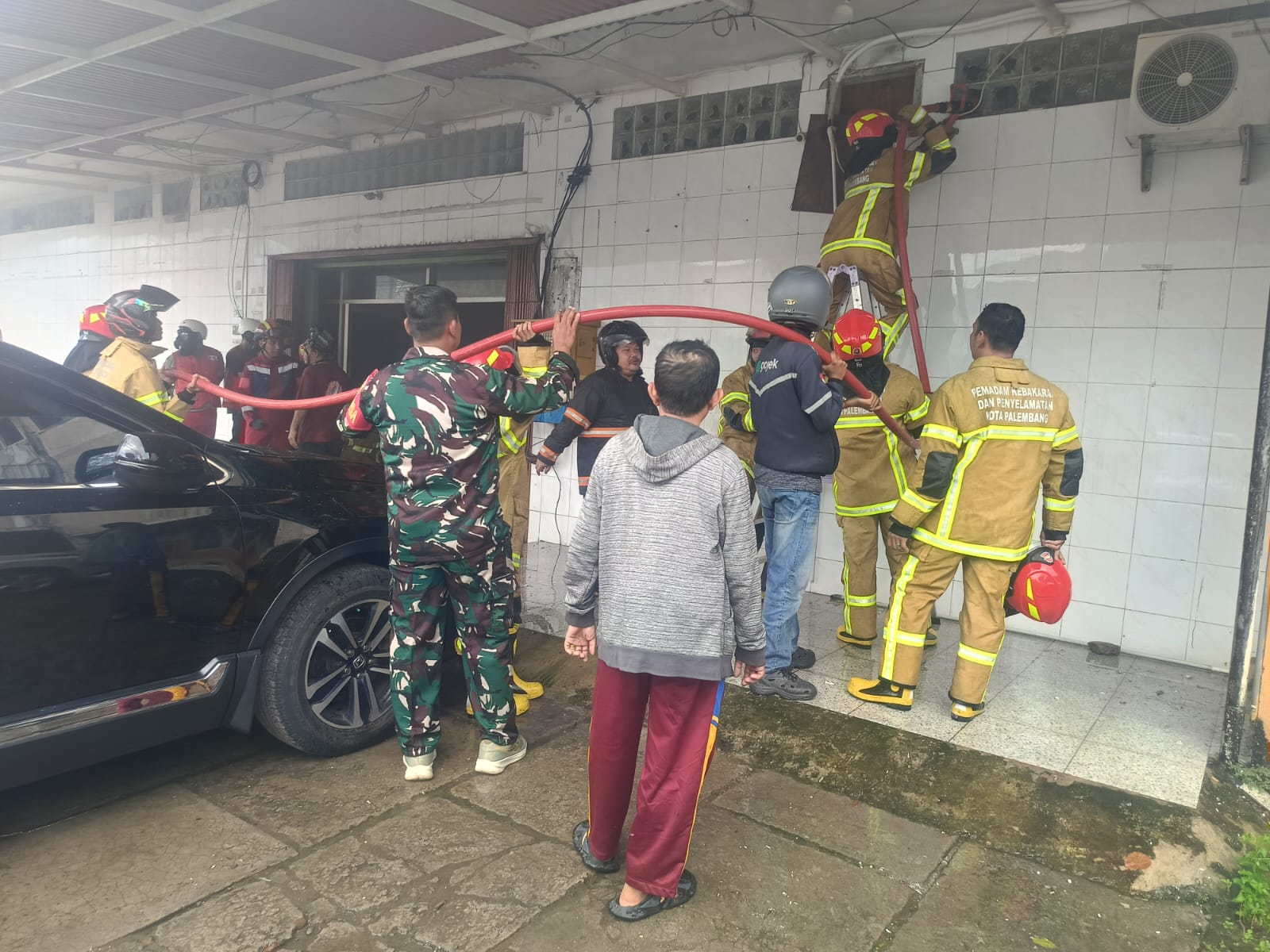 Babinsa Kodim Palembang Sigap di Tengah Kobaran Api, Kebakaran Gereja Maranata Palembang Diduga Akibat Korsleting 2